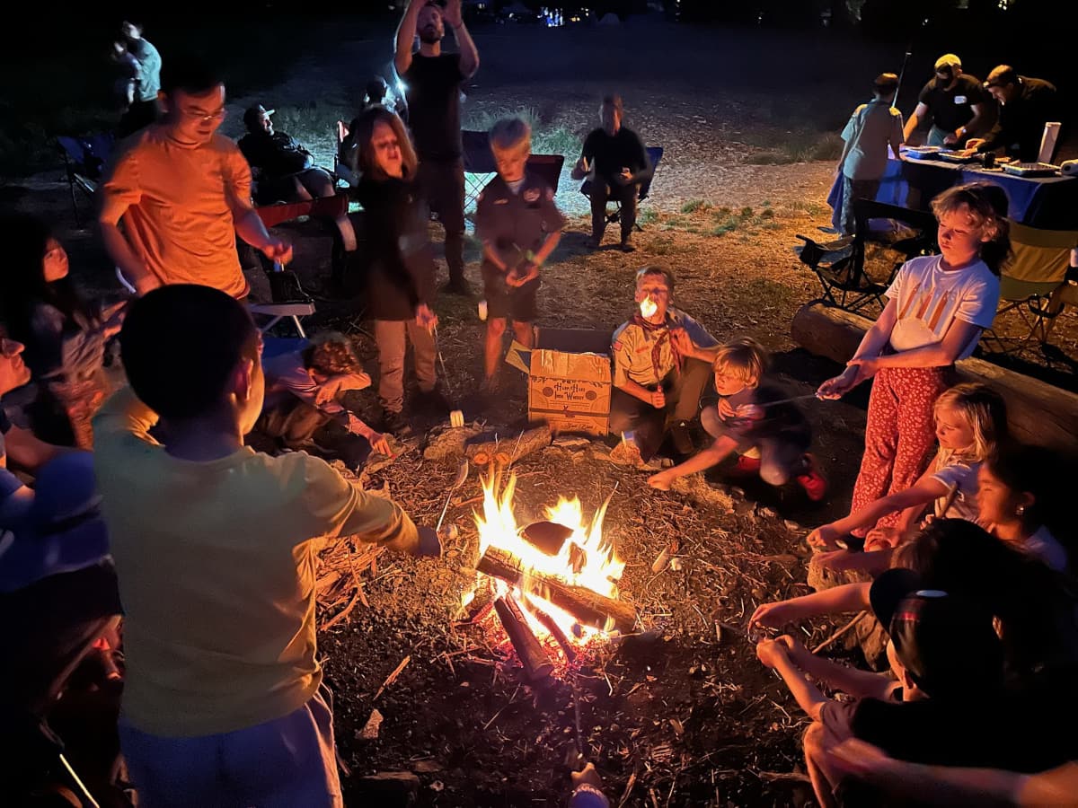 Pack 3 families at community event